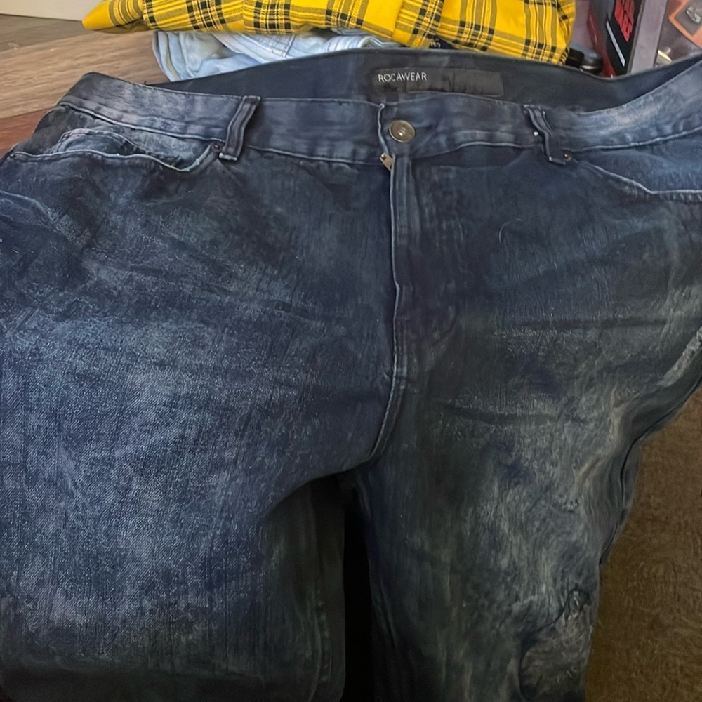 Rocawear men’s size 46 tall jeans. Worn once.